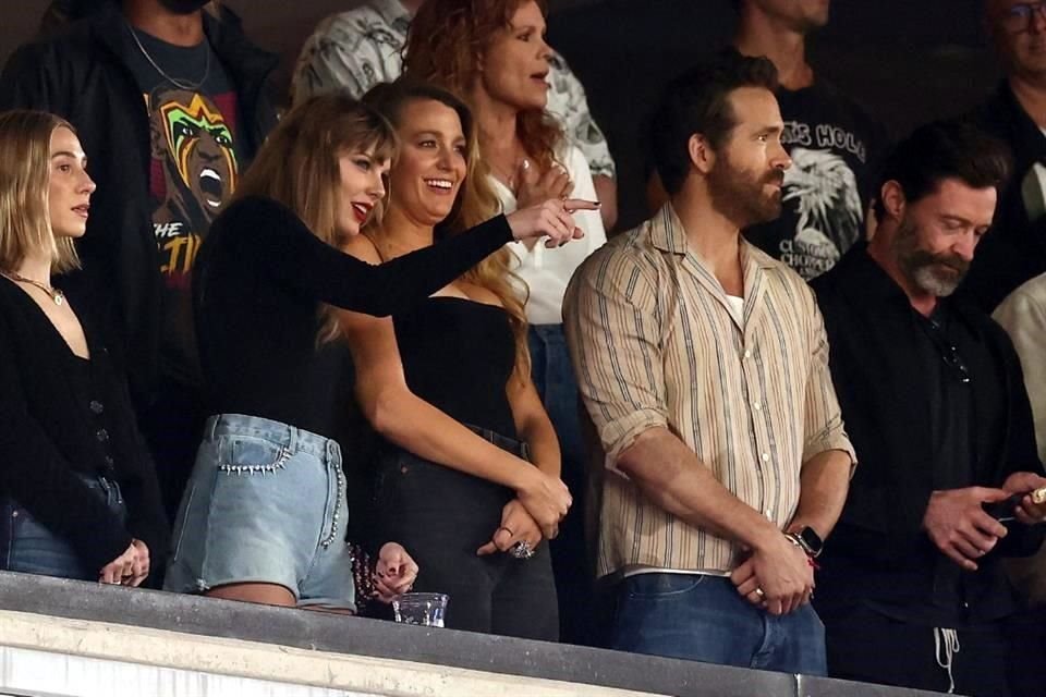 Taylor Swift habla con Blake Lively, mientras Ryan Reynolds ve el partido y Hugh Jackman su celular.