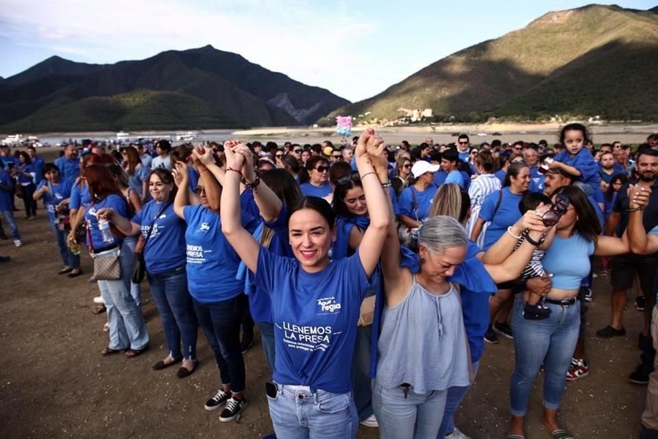 Ciudadanos se congregan en la Presa la Boca, en Santiago, para exigir al Estado que la administración el agua esté a cargo de científicos.