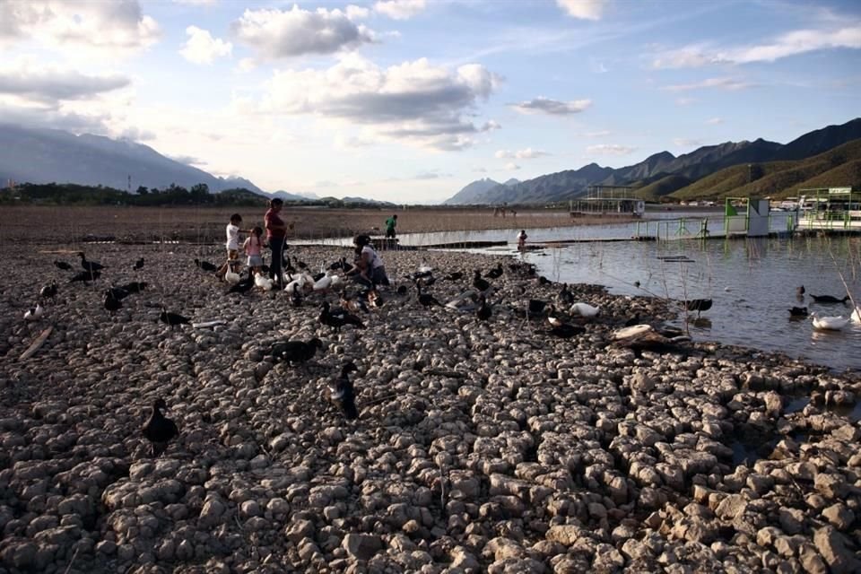 Ciudadanos se congregan en la Presa la Boca, en Santiago, para exigir al Estado que la administración el agua esté a cargo de científicos.