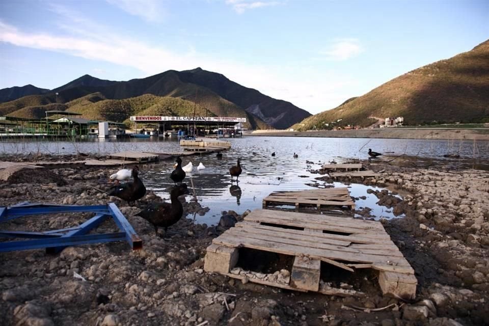 Ciudadanos se congregan en la Presa la Boca, en Santiago, para exigir al Estado que la administración el agua esté a cargo de científicos.