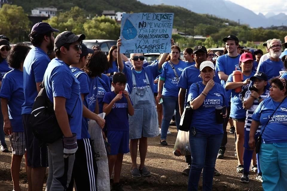 Ciudadanos se congregan en la Presa la Boca, en Santiago, para exigir al Estado que la administración el agua esté a cargo de científicos.