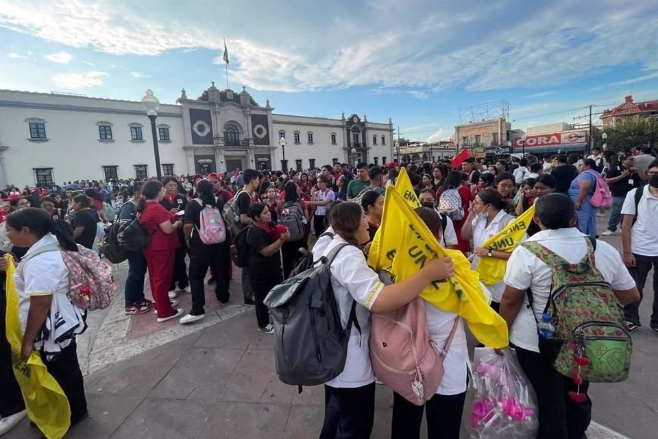 Varias personas se reunieron en Colegio Civil previo a la marcha del 2 de octubre.