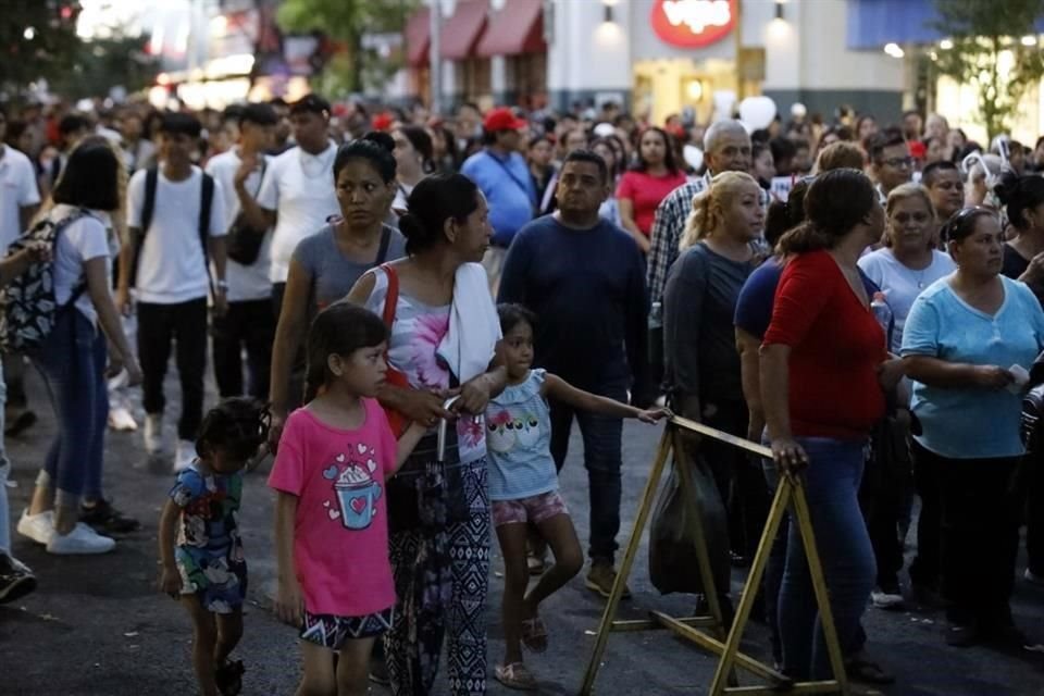 Familias y vecinos llenaron las calles del Primer Cuadro al recordar el 2 de octubre.