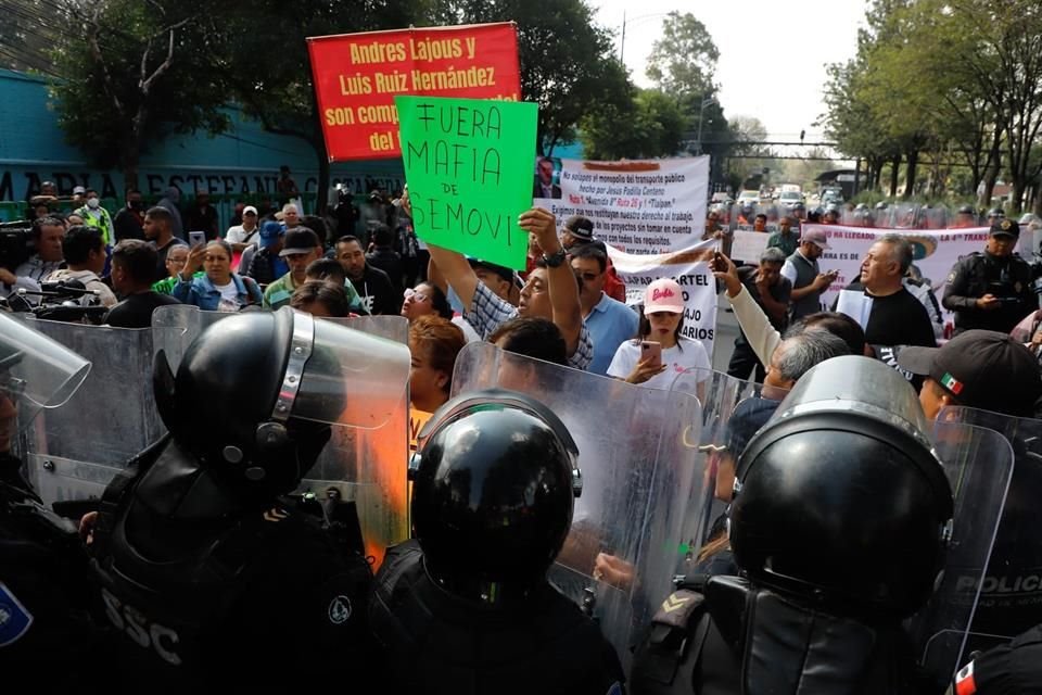 Transportistas fueron encapsulados sobre Eje 3 Oriente Avenida Carlota Armero, Alcaldía Coyoacán.