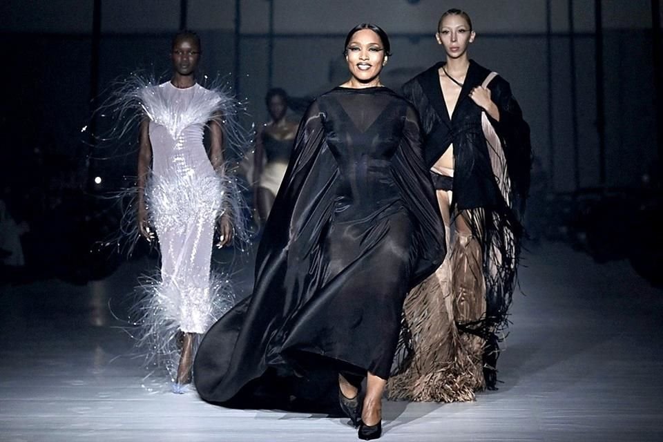 La actriz Angela Bassett debutó como modelo en el desfile de la firma Mugler, en la Semana de la Moda de París.