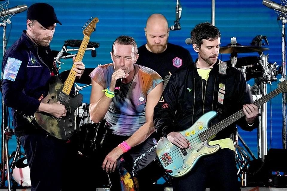 La banda Coldplay invitó al escenario a Selena Gomez en su presentación en Pasadena, casi finalizando su gira 'Music of the Spheres'.