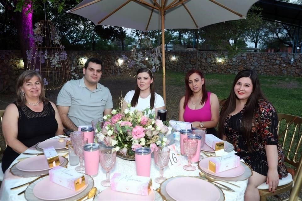 Blanca Garza de Alexander, Óscar Alexander, Karen Alexander, Liza Garza y Denisse Alexander