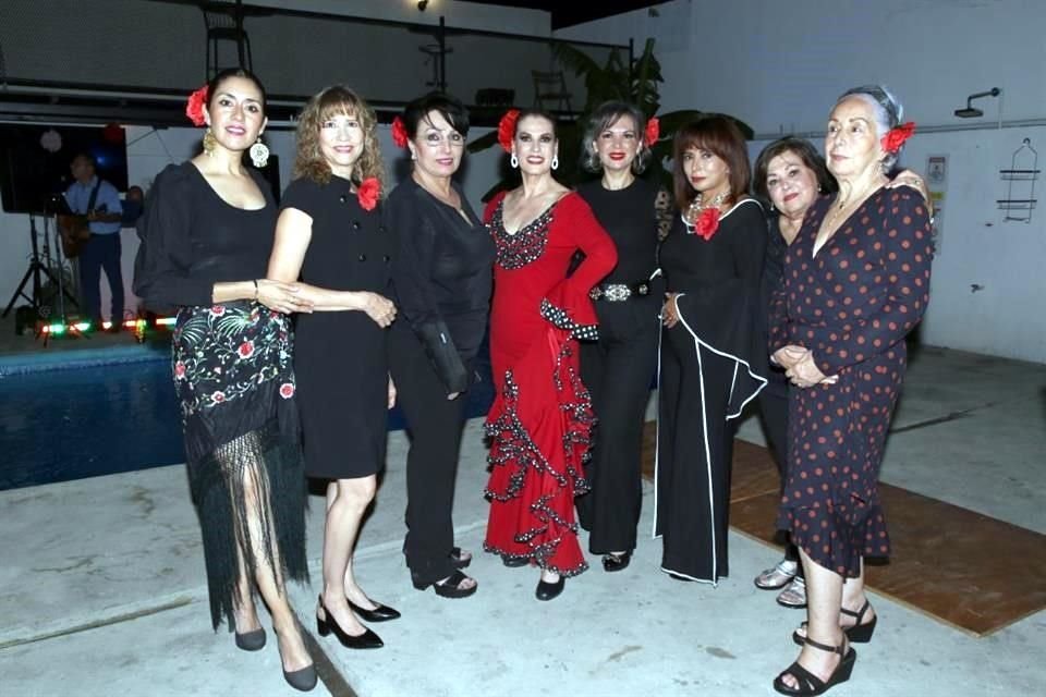 Cristian Rivera, Bertha de Garza, Dolores Vázquez, Celina Villarreal de González, Ahira Cantú, Yadira Pedraza, Alma Leticia Cantú y Elizabeth Leal