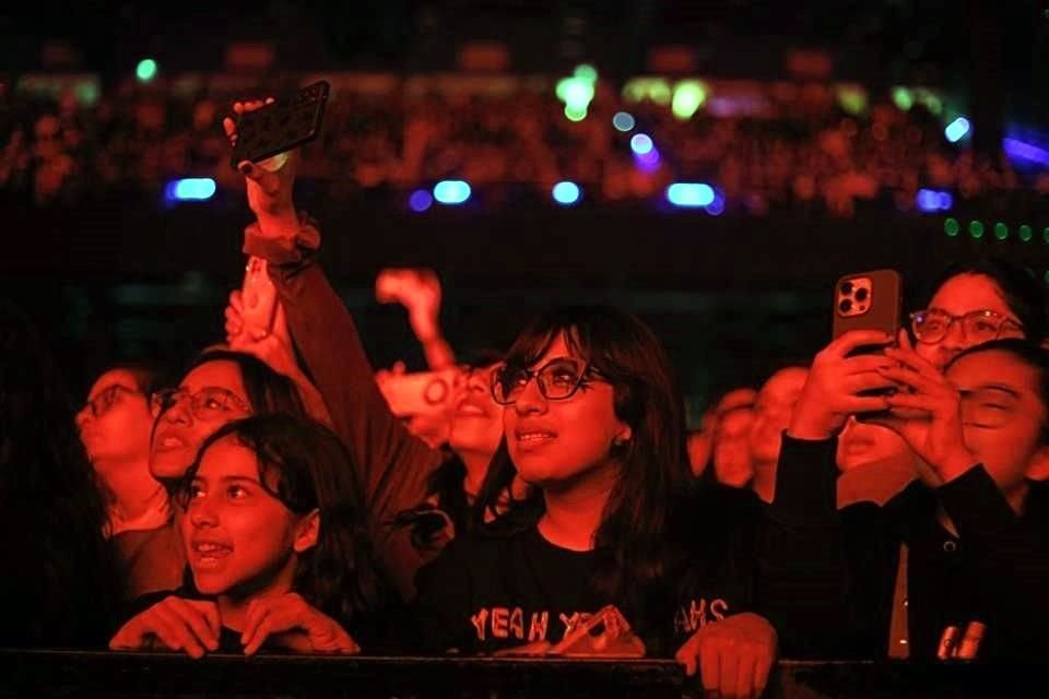 En luces tenues púrpuras que ambientaron un lugar cósmico, un espacio lleno de estrellas, la voz envolvente de Karen y el sonido de los Yeahs penetró los oídos y emociones de los asistentes.