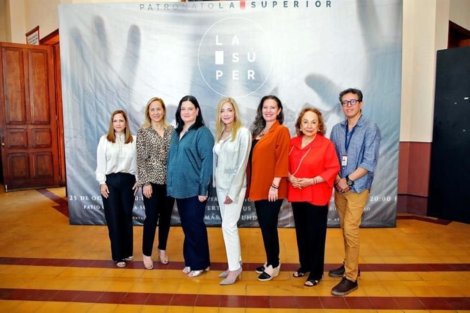 Lorenza Herrera de González Ballesteros, Elisa Sada de Fernández, Martha García de Barragán, Bárbara Herrera de Garza, Diana Farías, Aurora Cantú de Cagnasso y Alejandro Padilla