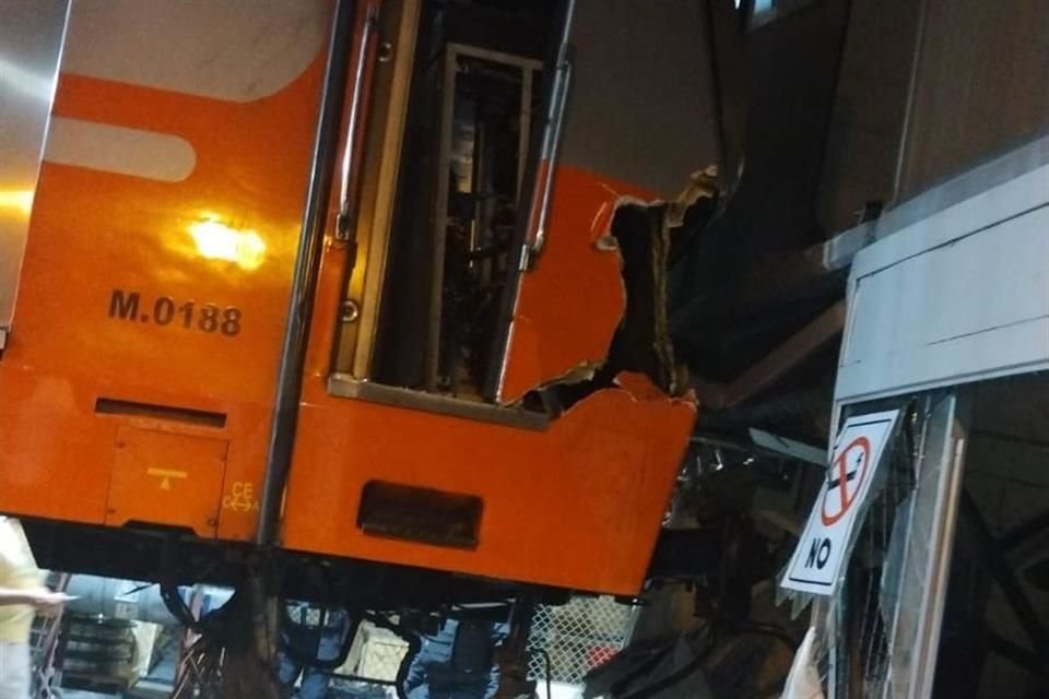 De acuerdo con el Sistema de Transporte Colectivo, el incidente ocurrió en una de las fosas de visita cuando el tren rebasó el límite de la vía e impactó contra uno de los muros del taller.