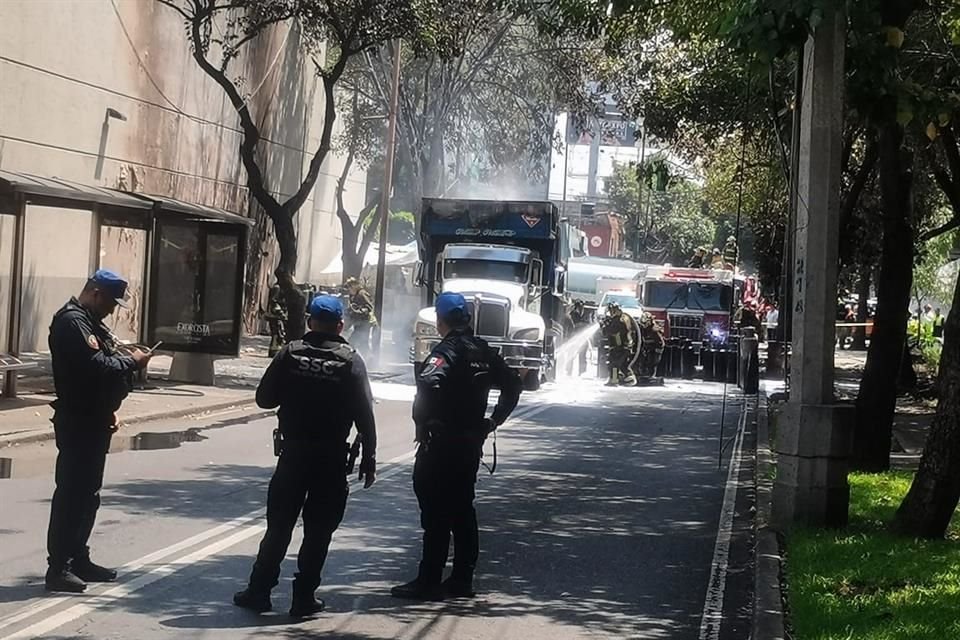 Bomberos trabajaron más de 30 minutos para controlar el fuego.