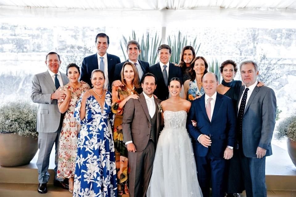 La pareja con un grupo de invitados.