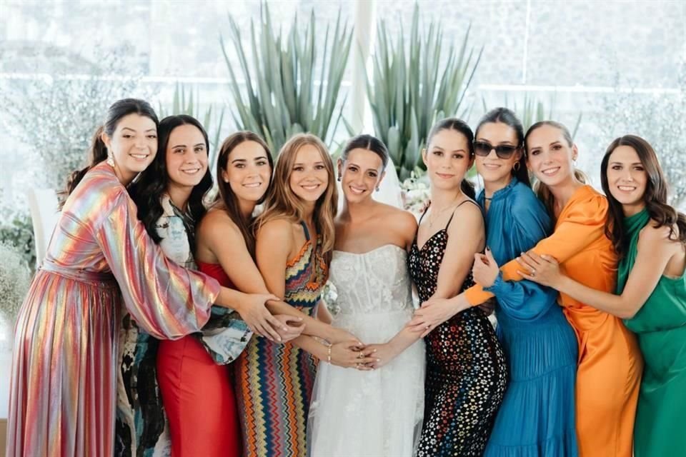 La novia con sus amigas.