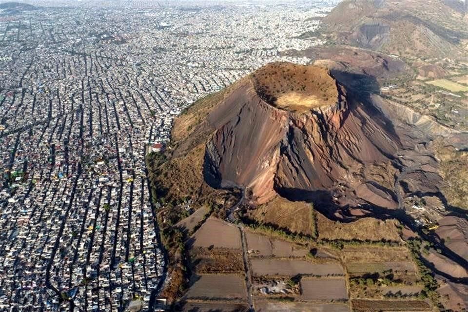 Una mirada al extinto volcán Xaltepec, entre las alcaldías Iztapalapa y Tláhuac.