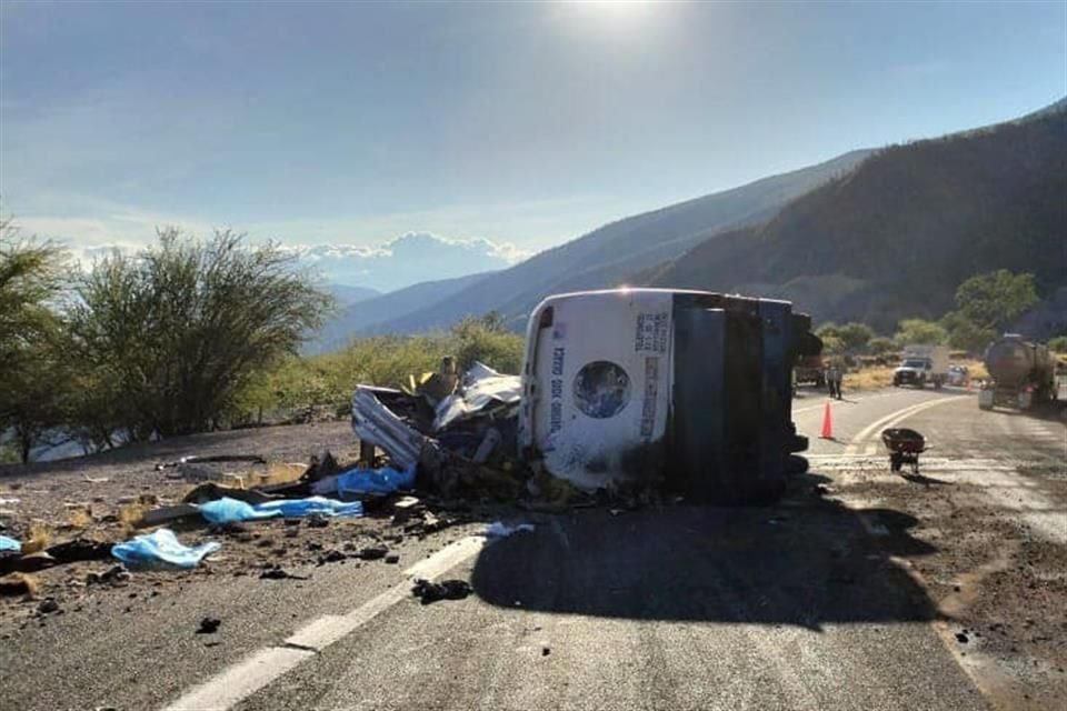 El autobús transportaba al menos a 55 migrantes.