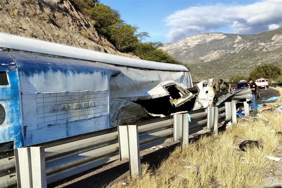 Unas víctimas quedaron prensadas entre las estructuras torcidas del camión.