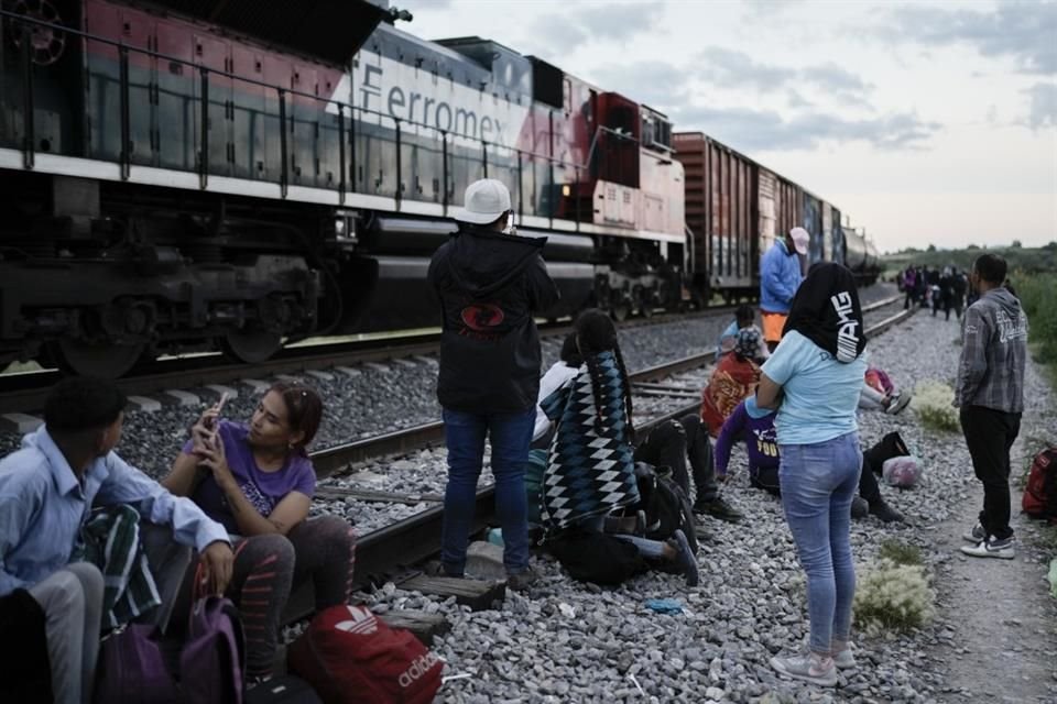 El INM bajó de trenes privados a 27 mil migrantes que buscan llegar a la frontera con Estados Unidos.