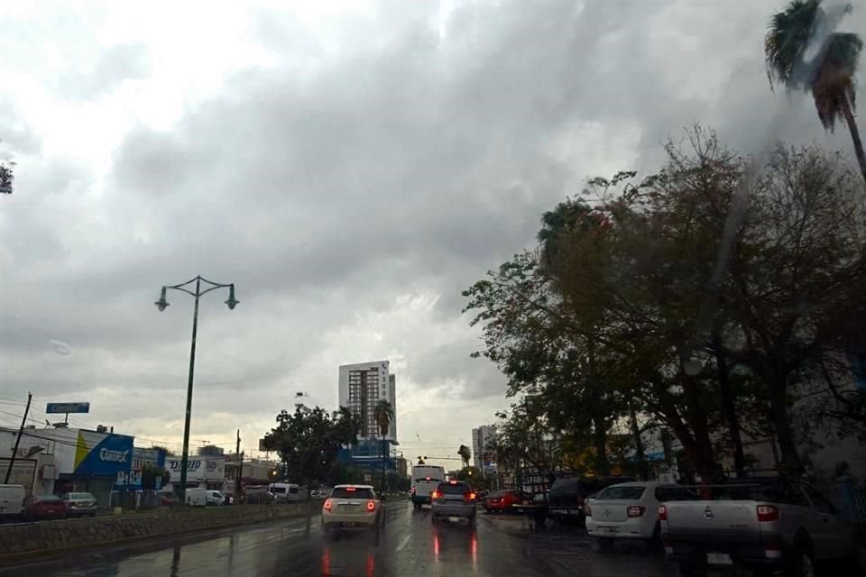 Luego de advertencia por fuertes lluvias por parte de las autoridades, las primeras horas del día transcurrieron sin peligros.