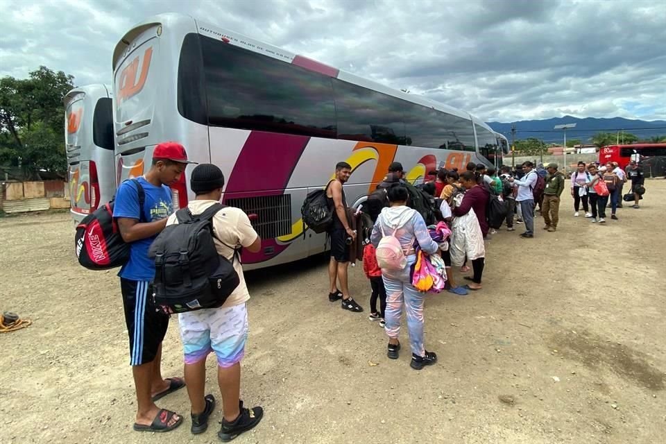 Migrantes centroamericanos en su mayoría Venezolanos hacen parada obligada en un espacio que el gobierno del estado les acondicionó en un municipio aledaño a la ciudad.