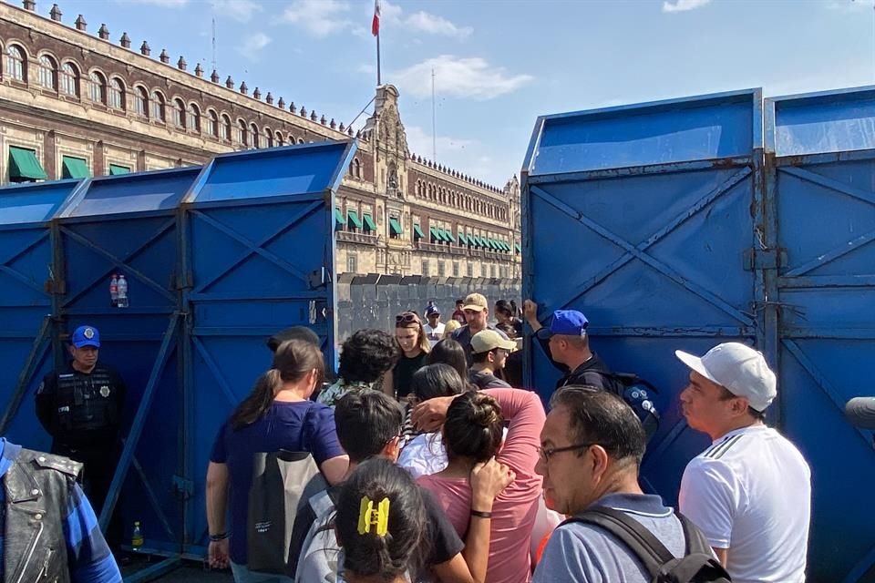 El acceso al Zócalo llega a implicar hacer fila para cruzar las vallas.