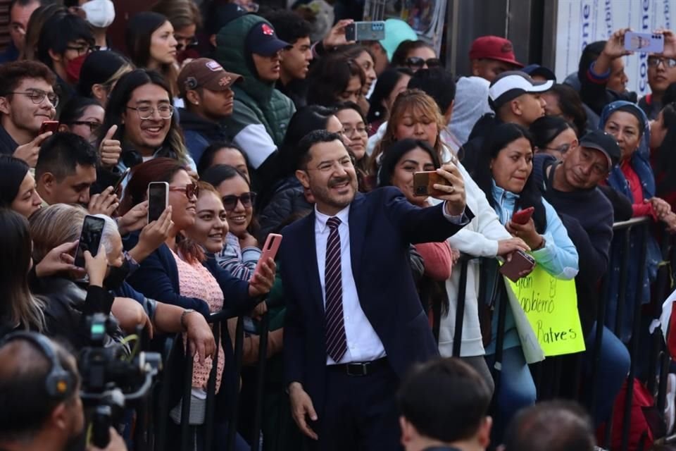 Durante su llegada al recinto legislativo, el Mandatario recibió porras; incluso, se detuvo para tomarse selfies.