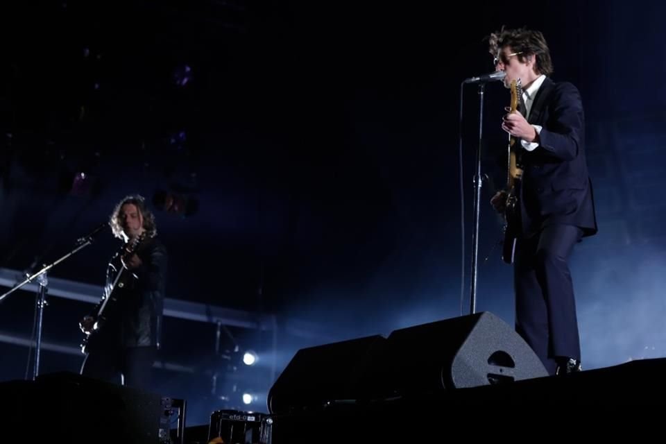 Con 'Sculptures of Anything Goes', Arctic Monkeys abrió su concierto en el Foro Sol.