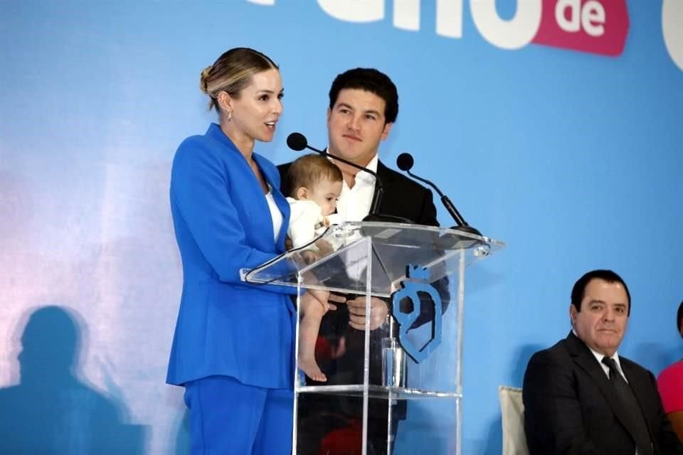 El Gobernador Samuel García y la encargada de la oficina AMAR a Nuevo León, Mariana Rodríguez.