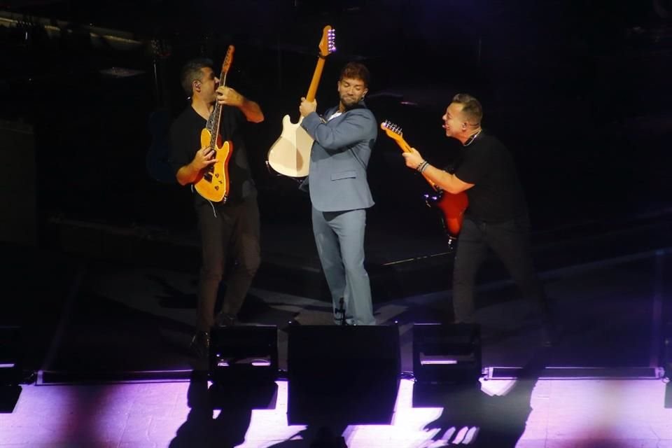 A lo largo de la noche y entre temas, Pablo Alborán tocó la guitarra eléctrica.