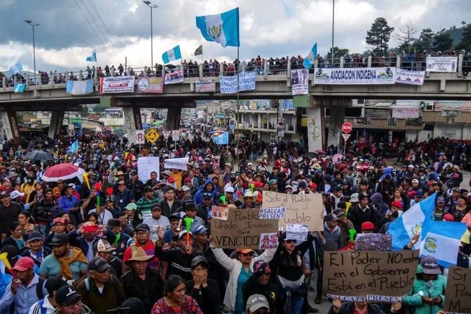 Indígenas bloquearon varias carreteras en Guatemala para exigir renuncia de funcionarios que buscan impedir la toma de posesión del Presidente electo, Bernardo Arévalo.