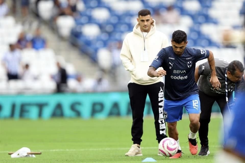 Germán Berterame, quien está lesionado, acompañó al plantel en el calentamiento previo al partido.