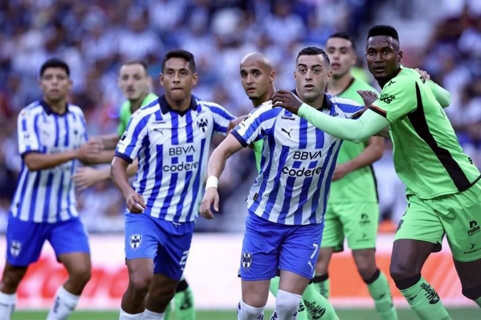 Más de las acciones del primer tiempo en el Rayados-FC Juárez.