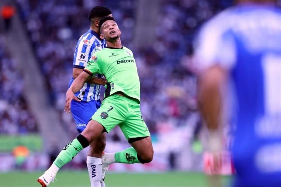 Más de las acciones del primer tiempo en el Rayados-FC Juárez.