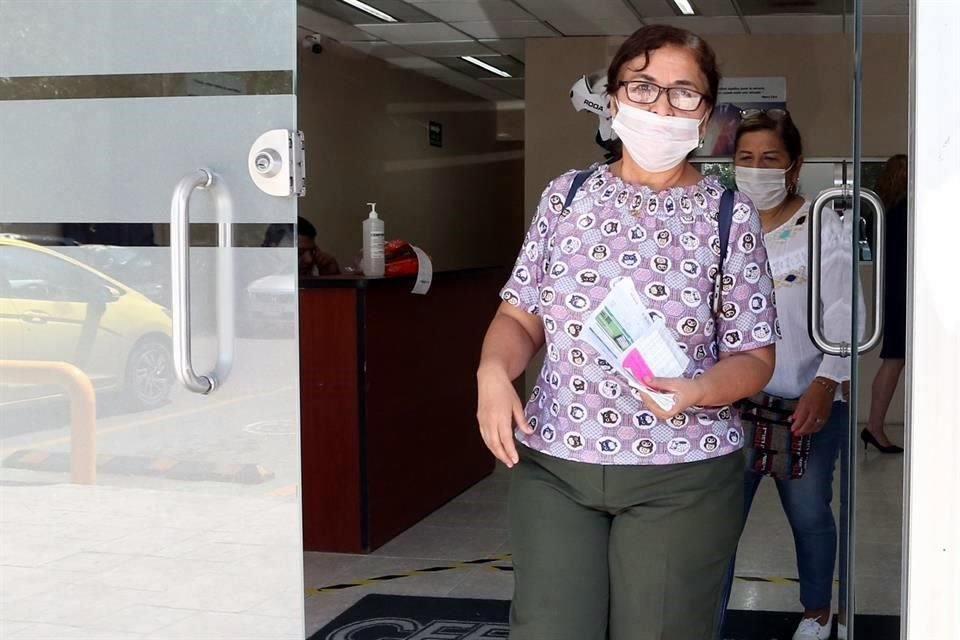 Usuarios de la CFE reclamaron que la paraestatal les informó que regresarán al papel.