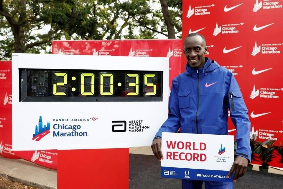 El keniano Kelvin Kiptum posó junto al histórico resultado obtenido en Chicago.