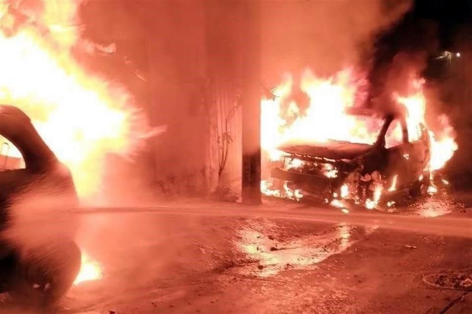 Dos vehículos fueron incendiados en la calle principal de la Colonia Palmas-Jardín, al oriente de Acapulco.