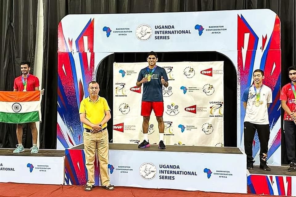 Ramón Garrido festeja en el podio de premiación.