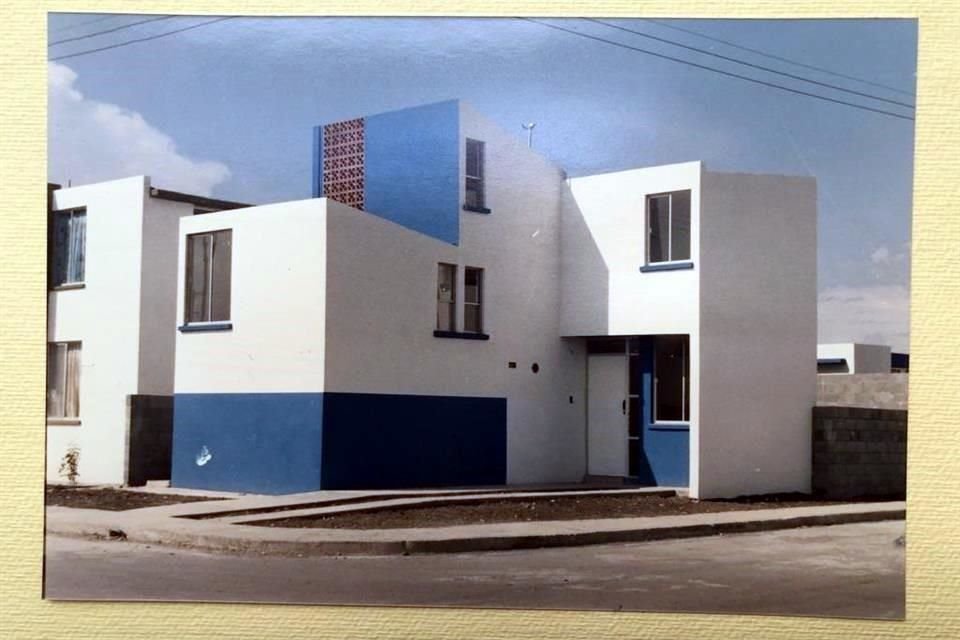 La casa tiene un tanque de aguas grises o jabonosas que recibe descargas de la regadera, lavabo y lavandería, y el agua va después al inodoro.