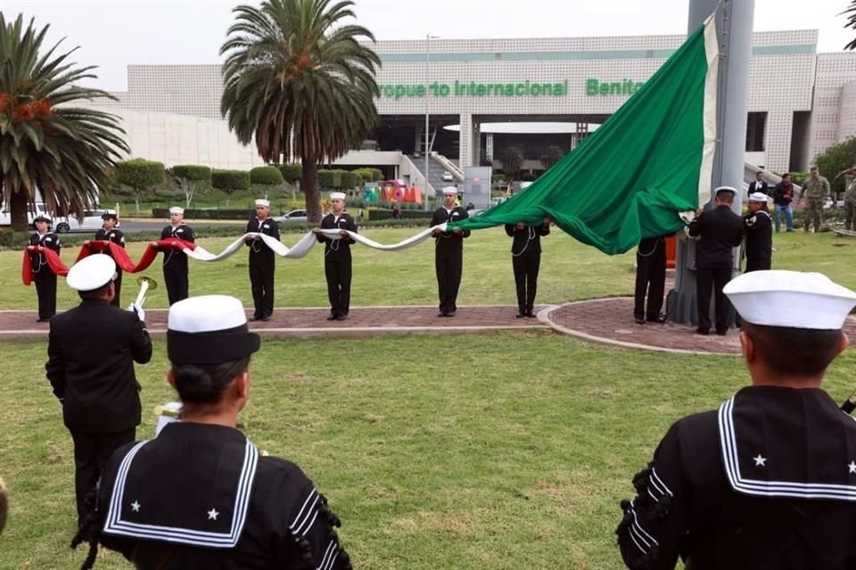 Con el izamiento de la bandera por parte de elementos de la Marina, se formalizó la adscripción del AICM a esta dependencia.