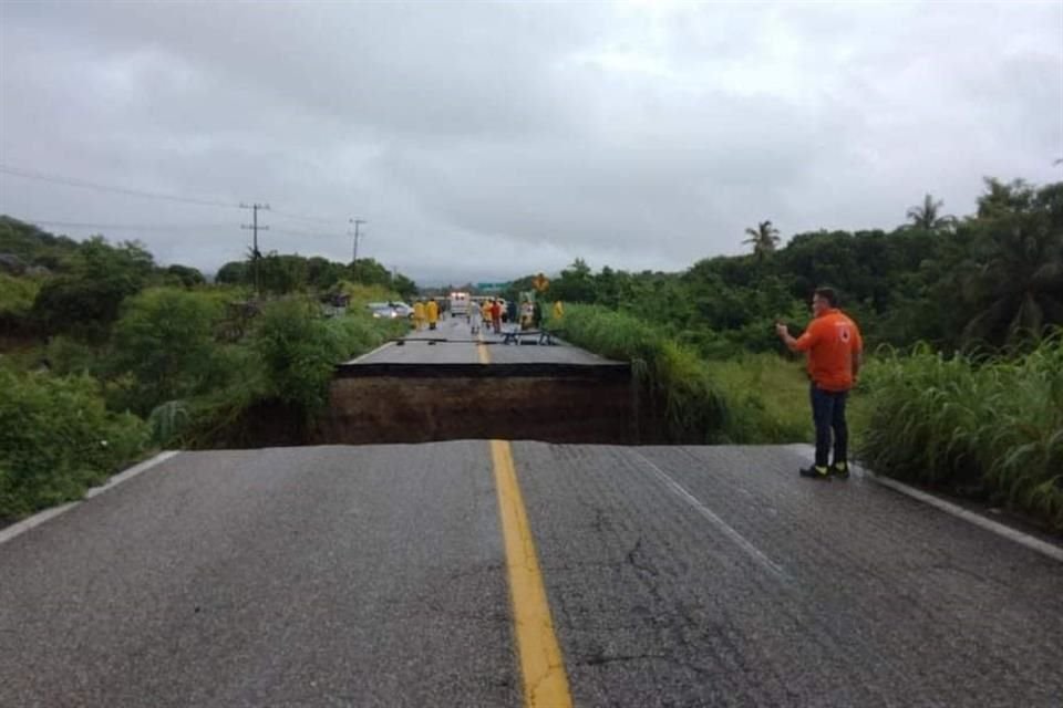 Cortes en la carretera Acapulco-Zihuatanejo.