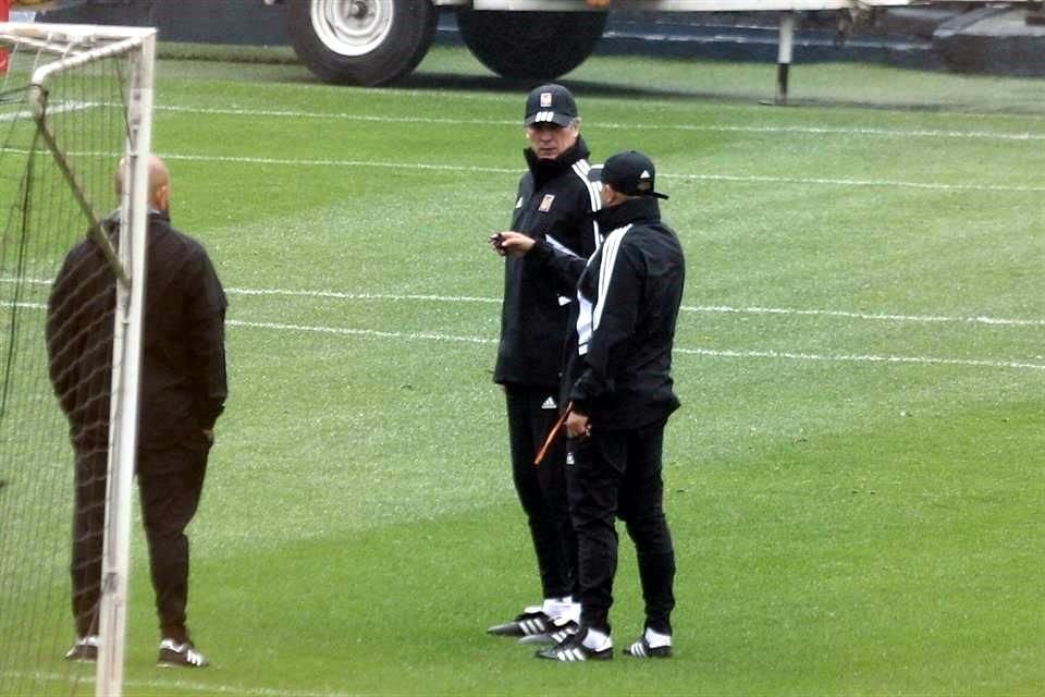 Los Tigres entrenaron en el Estadio Universitario.