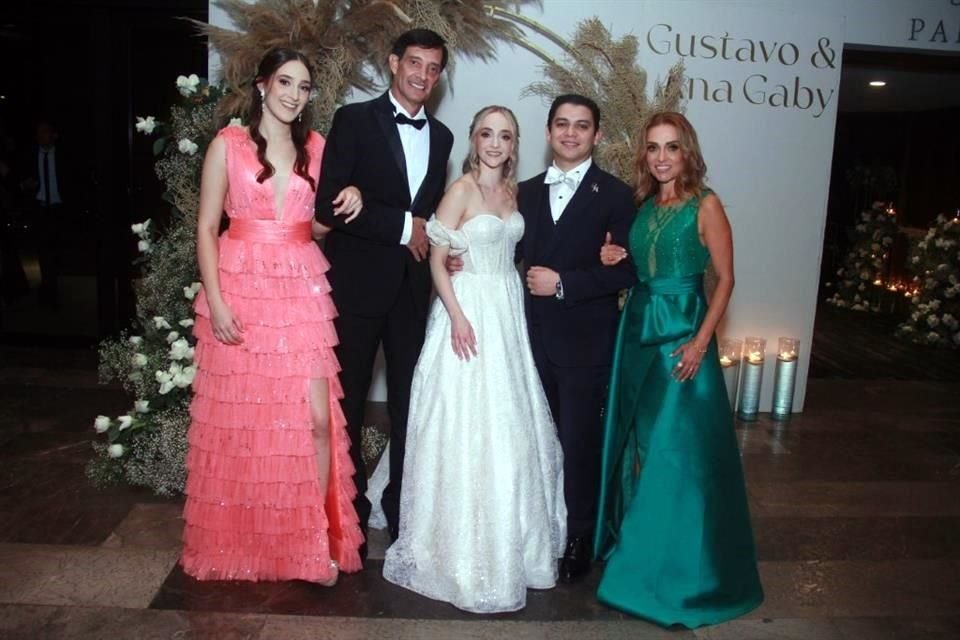 Daniella Siller Flores, Carlos Siller de la Fuente, Ana Gabriela Siller Flores, Gustavo Enrique Andrade Lozano y Gaby Flores de Siller