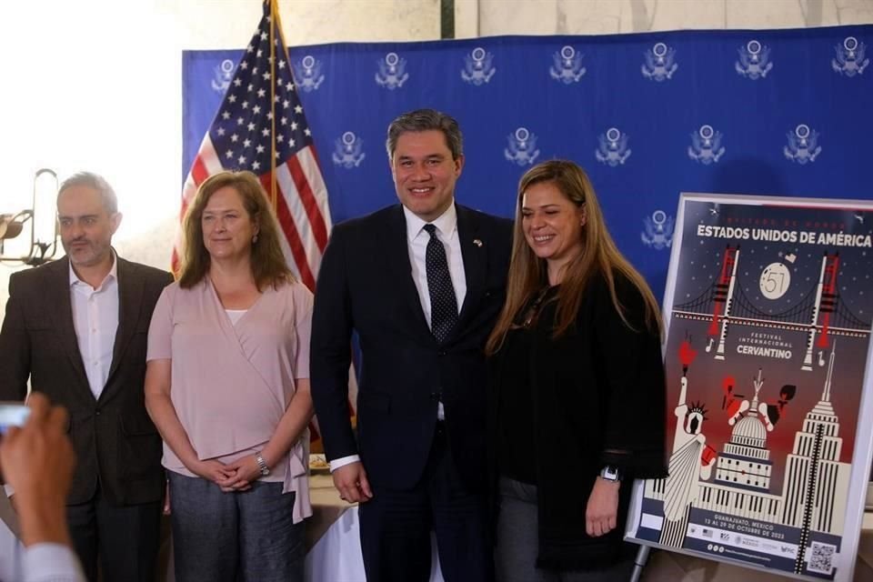 Alejandro Barrón, Winnie Hofstetter, Silvio González y Elizabeth Andion durante la presentación del programa de Estados Unidos como país invitado de honor al FIC.