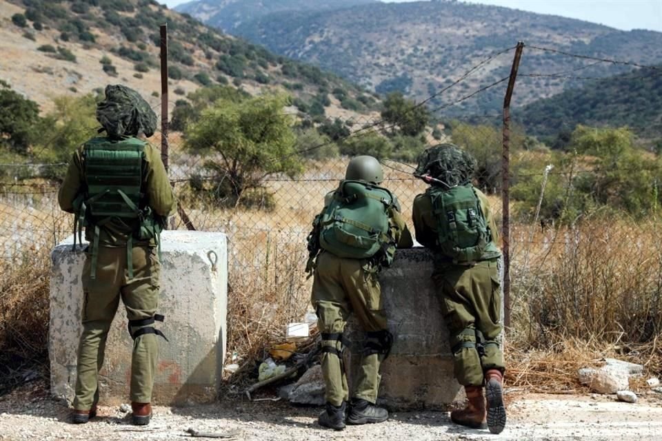 Soldados israelíes toman posiciones cerca de la base militar israelí de Har Dov en el Monte Hermón, un puesto avanzado estratégico y fortificado en el cruce de caminos entre Israel, Líbano y Siria.