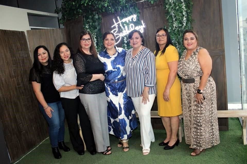 Iris Díaz, Claudia Ibarra, Maribel Ferusquia, la Festejada, Nine Tijerina, Gina Treviño y Cecy Tejera