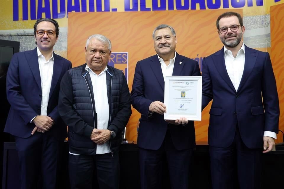 José Sánchez Pérez, director general del IMPI, entregó el certificado a los altos mandos de Tigres y la UANL.