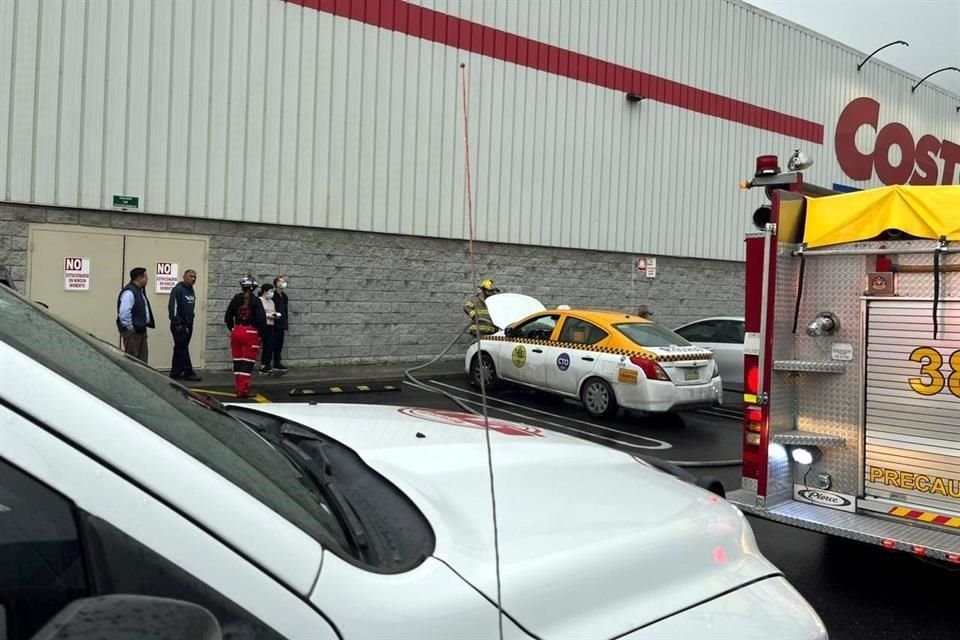 Un taxi con motor adaptado a gas LP registró una fuga en el estacionamiento de Costco Valle Oriente.