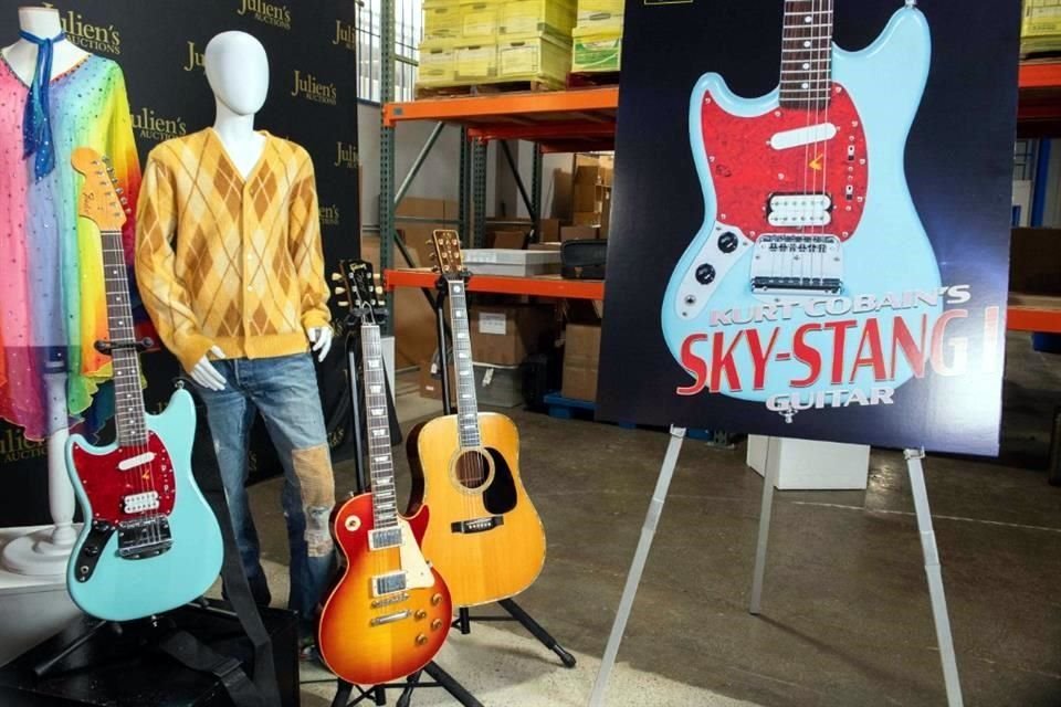 Dos guitarras pertenecientes a leyendas del rock como Kurt Cobain y Eric Clapton, serán subastadas en noviembre en Estados Unidos.