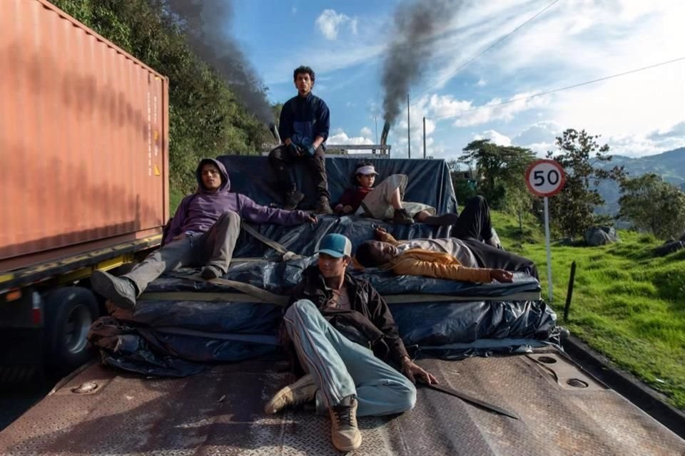 Varios cineastas colombianos de filmes como 'Los Reyes del Mundo' (en foto), debatieron en París la dependencia y la supuesta validación de los festivales europeos.