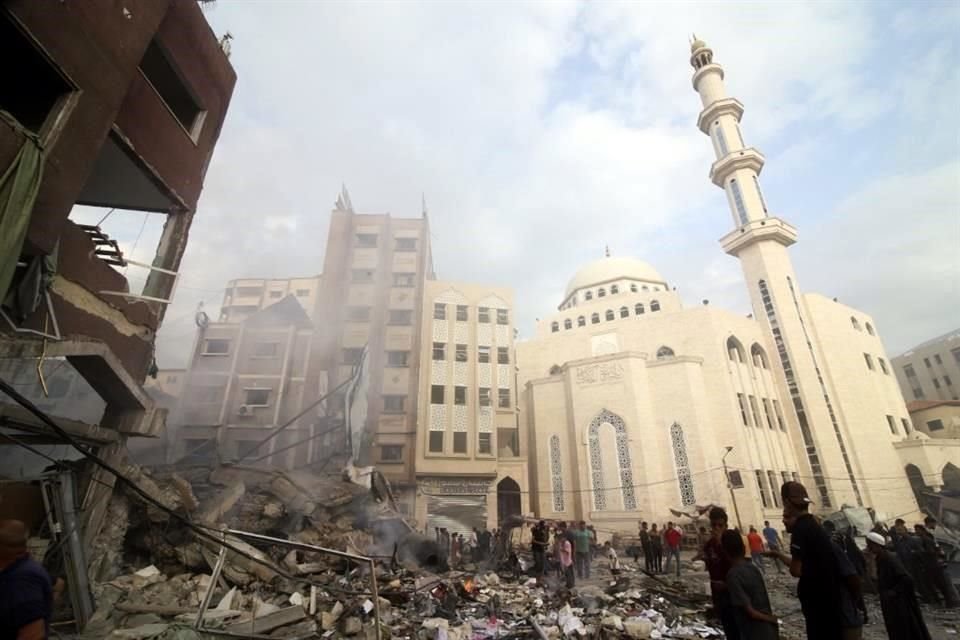 Palestinos inspeccionan los daños del edificio destruido después de los ataques aéreos israelíes en Khan Younis, Franja de Gaza.